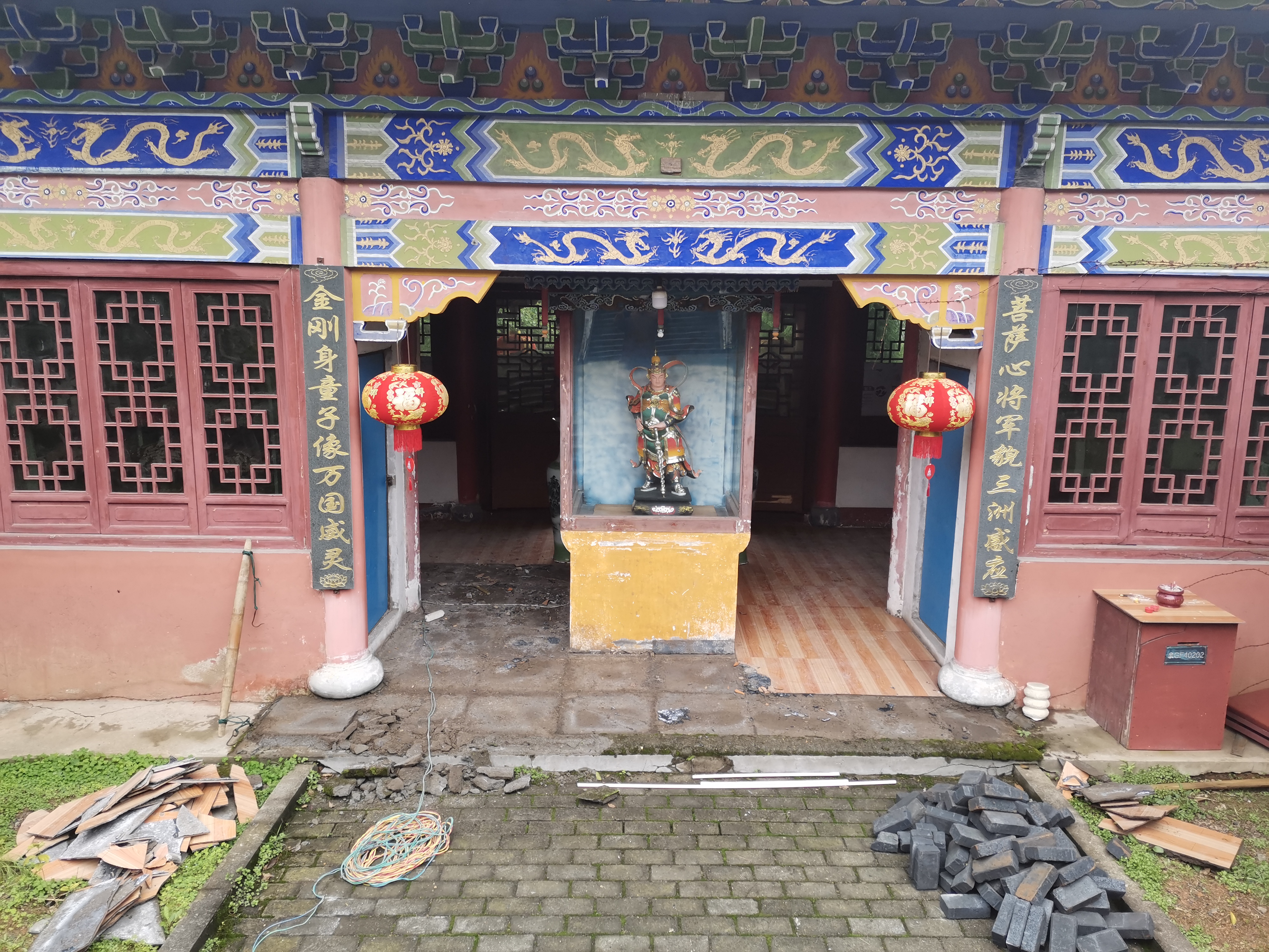 金彩汇彩票天王殿铺设地砖及牌匾贴金