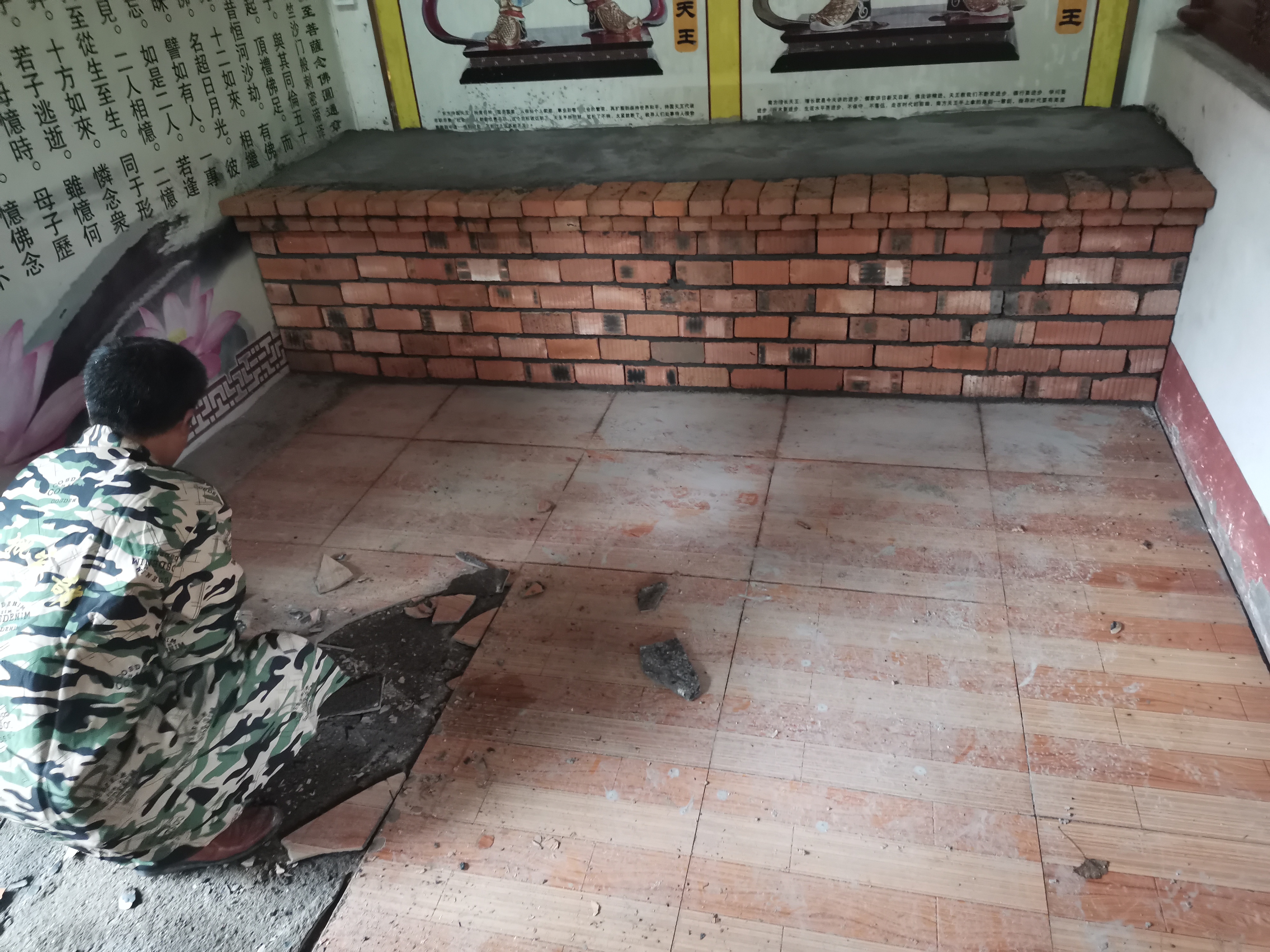 金彩汇彩票天王殿铺设地砖及牌匾贴金