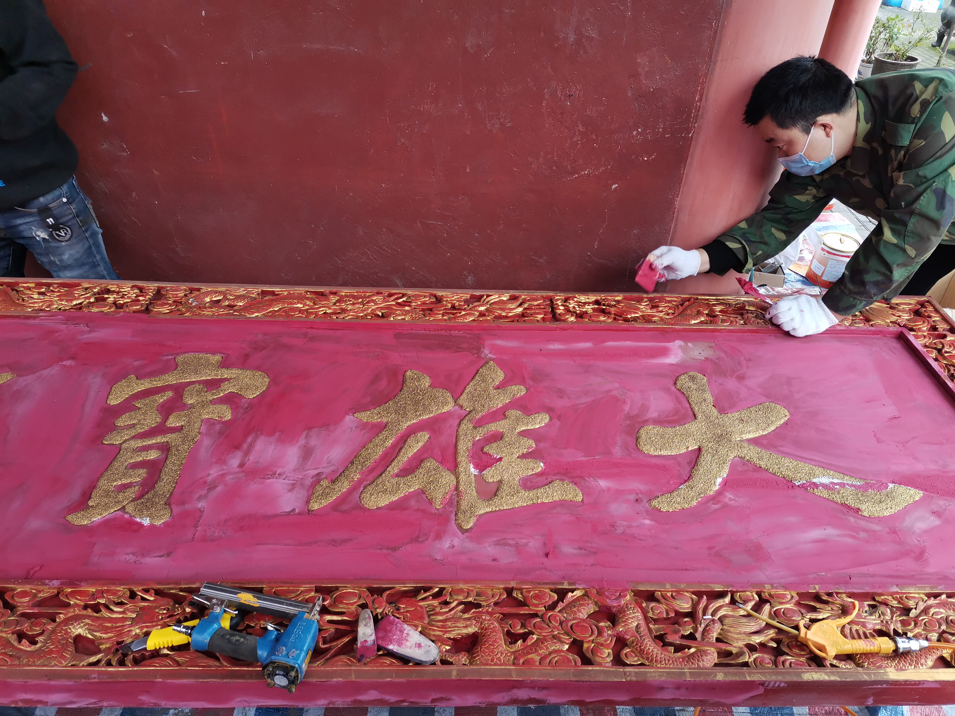 金彩汇彩票天王殿铺设地砖及牌匾贴金